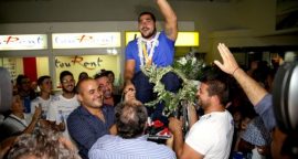 Στα χέρια ψηλά σήκωσαν τον χρυσό Παραολυμπιονίκη της Κρήτης