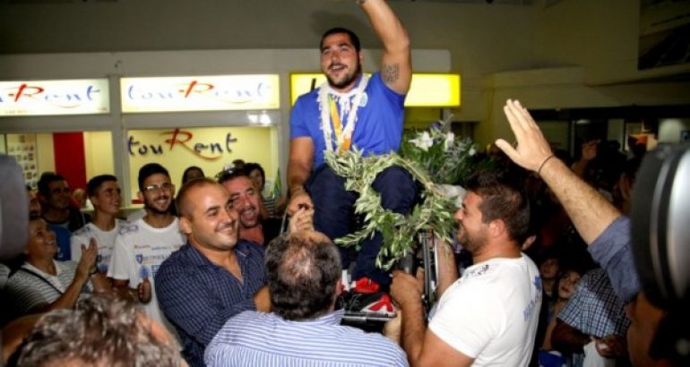 Στα χέρια ψηλά σήκωσαν τον χρυσό Παραολυμπιονίκη της Κρήτης