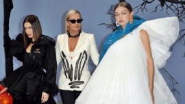 Yolanda Hadid: Μαζί με τις κόρες της Gigi και Bella στην πασαρέλα του Paris Fashion Week