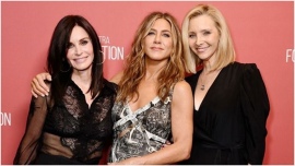 Jennifer Aniston, Courteney Cox, και Lisa Kudrow πρωταγωνιστούν σε χιουμοριστικό βίντεο reunion των Friends