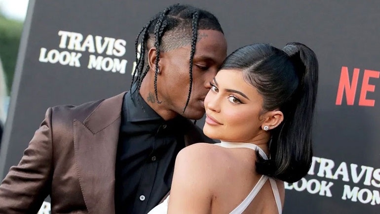 Kylie Jenner: Ποζάρει ολόγυμνη στην αγκαλιά του Travis Scott για το Playboy