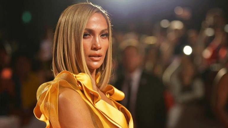 H Jennifer Lopez ποζάρει με μαύρα δερμάτινα εσώρουχα και ρίχνει το Instagram